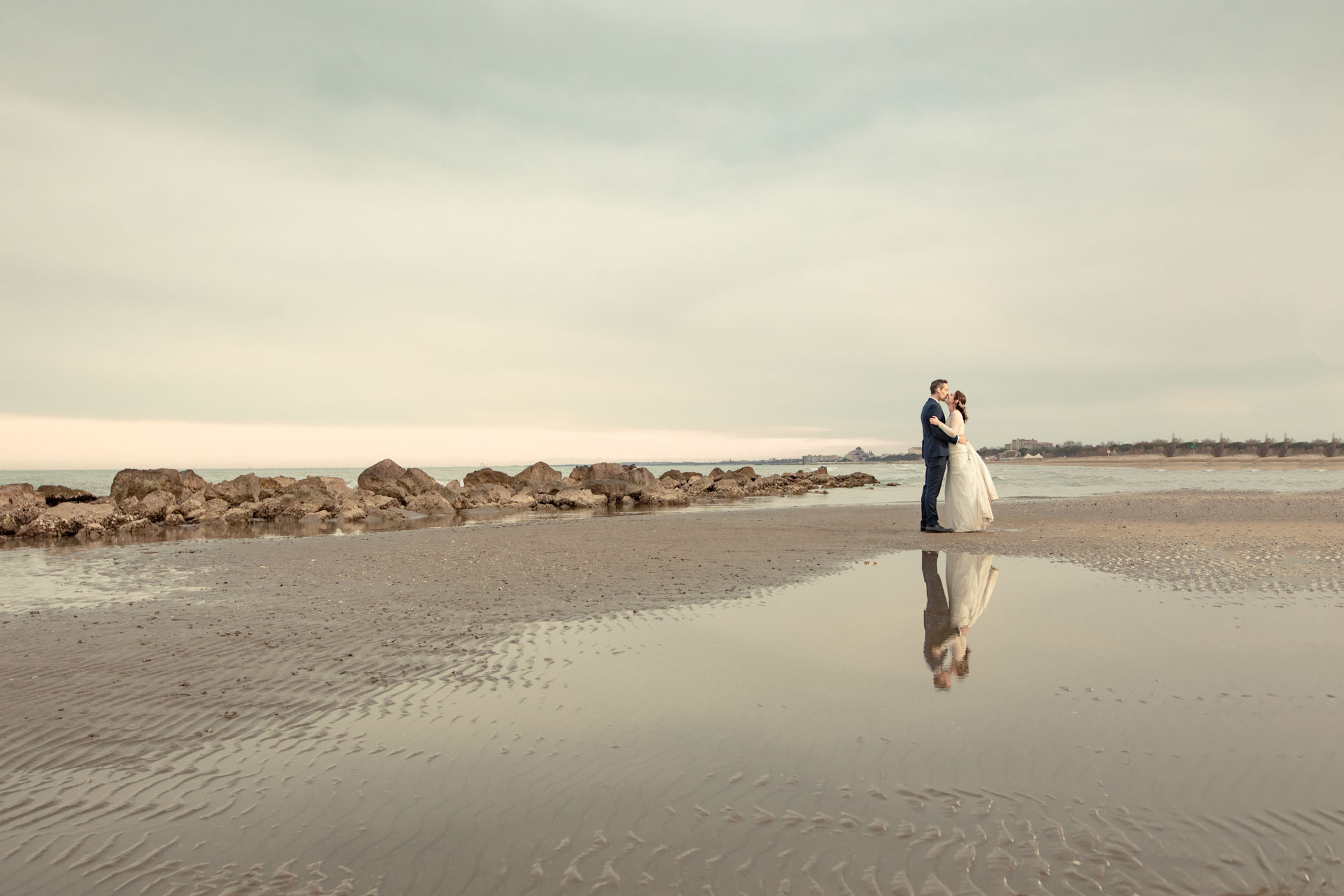foto di sposi al mare al Lido di Venezia